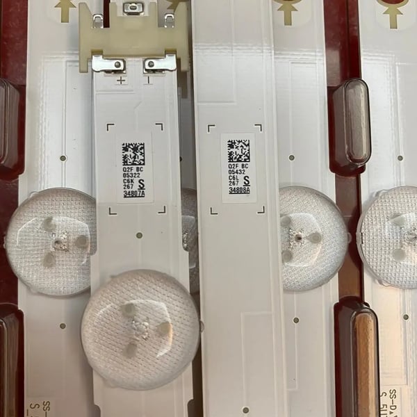 LED-strimmel, længde 1350 mm, lysstrøm 60 lumen, gennemsnitlig levetid 100.000 timer, kompatibilitet med specifikke TV-modeller