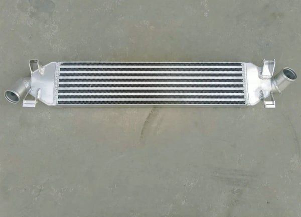 Intercooler, Legeret Aluminium, 600mm x 136mm x 65mm, Kompatibilitet: Ford Focus MK2/II 2.5 ST225, Ydelse: Forbedret luftstrøm