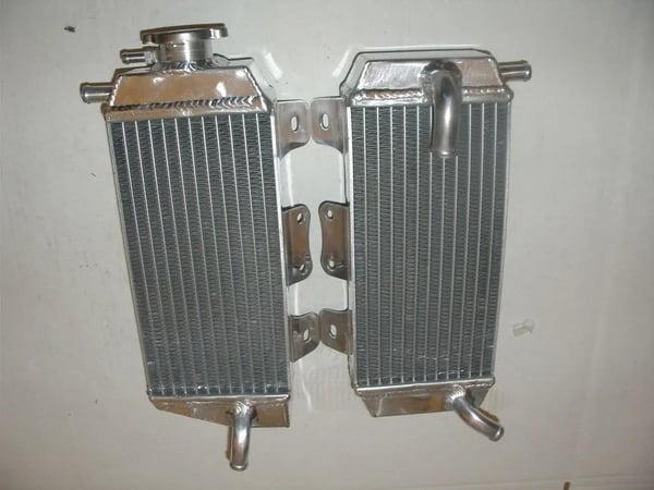 Aluminiumkøler, Forbedret køleeffektivitet, Holdbar konstruktion, Direkte pasform til 2006 Yamaha YZ450F, Forbedret ydeevne, Letvægtsdesign