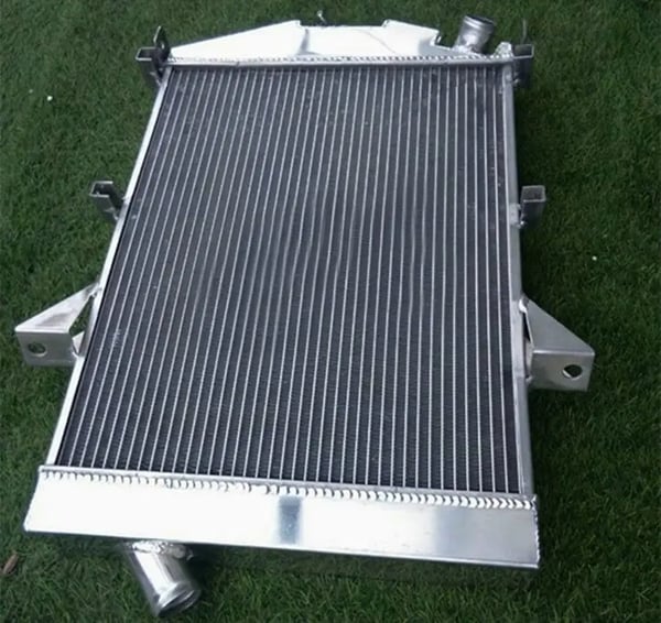 Radiator, 62MM Tykkelse, Legeret Aluminium Materiale, Højtydende Køling, Kompatibilitet med Jaguar XK140 3.4 L6, Standard Slangeplacering