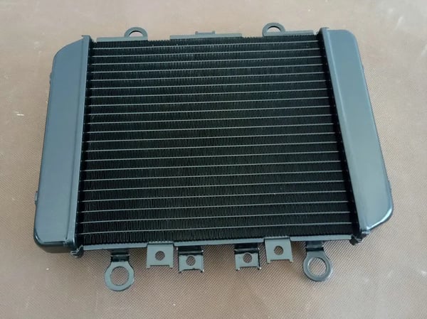 Aluminiumradiator, forbedret kølekapacitet, holdbart materiale i luftfartsgrad, præcisions TIG-svejsning.