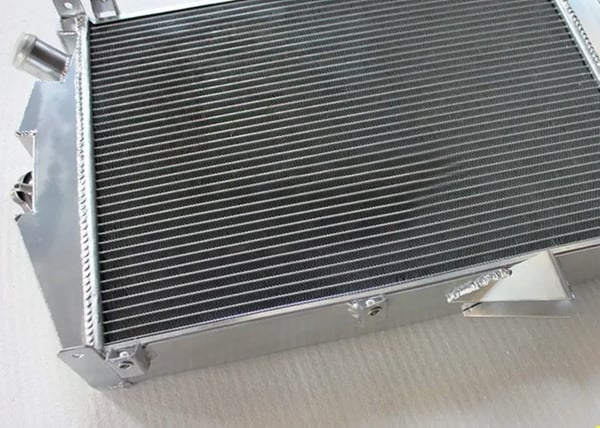 Radiator, 62MM Tykkelse, Legeret Aluminium Materiale, Højtydende Køling, Kompatibilitet med Jaguar XK140 3.4 L6, Standard Slangeplacering