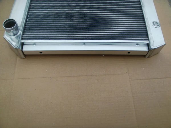 Aluminiumkøler, 3-række kerne design, kerne dimensioner 17-3/8" x 25", samlede dimensioner 22" x 25", øverste indløb 1 1/2", nederste udløb 1 3/4"