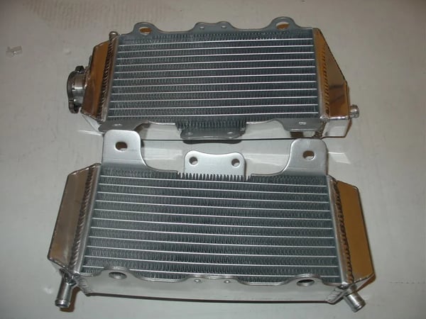Aluminiumkøler, Forbedret køleeffektivitet, Holdbar konstruktion, Direkte pasform til 2006 Yamaha YZ450F, Forbedret ydeevne, Letvægtsdesign