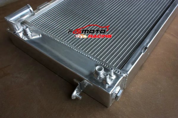 Aluminiumkøler, 52MM kerne størrelse, 4 række design, 690mm x 385mm dimensioner, øverste udløb 35mm, nederste udløb 38mm