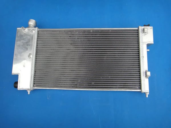 Aluminiumkøler, kerne størrelse 520mm x 315mm x 50mm, indløbs/udløbs diameter Φ 32mm, kompatibilitet PEUGEOT 106 GTI & RALLYE, CITROEN SAXO/VTR