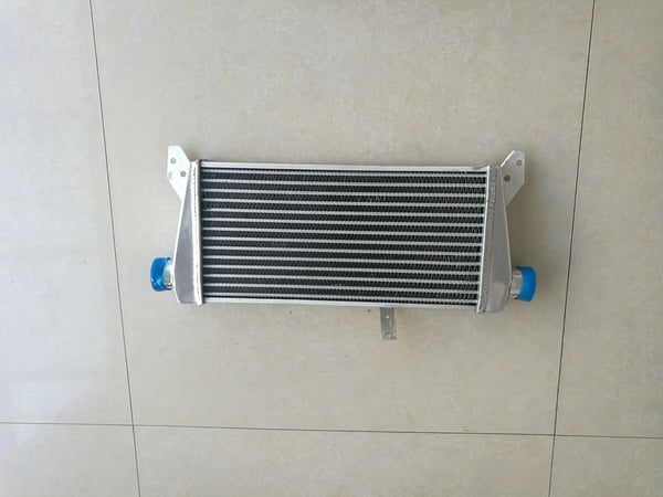 Intercooler, Aluminiumkonstruktion, Kerne størrelse 457mm x 234mm x 41mm, Samlet størrelse 637mm x 320mm x 65mm, Indløb/Udløb 50mm