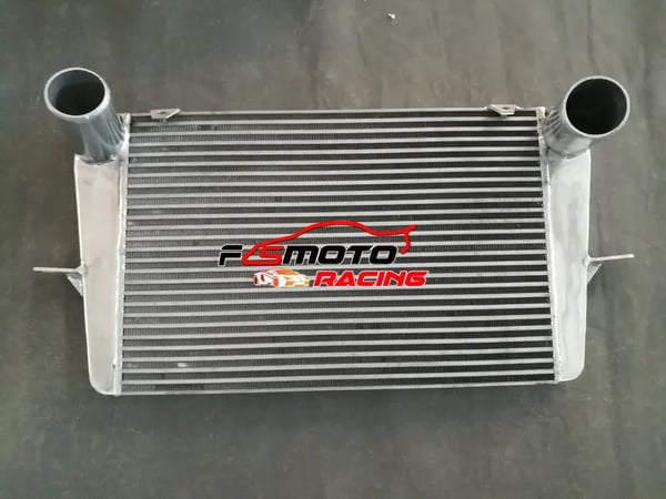 Aluminiumkøler, kerne størrelse 650mm x 308mm x 50mm, indløbs/udløbs størrelse 32mm, intercooler kerne størrelse 600mm x 400mm x 45mm, 4 rækker