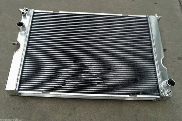 Jäähdytin, alumiiniseos, ydinmitat 594mm x 438mm x 40mm, 2 riviä, ylä/alaulostulo 35mm, sopii Land Rover Discovery II 1999-2004