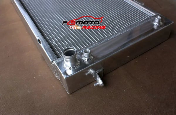 Aluminiumkøler, 52MM kerne størrelse, 4 række design, 690mm x 385mm dimensioner, øverste udløb 35mm, nederste udløb 38mm