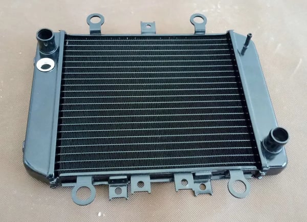 Aluminiumradiator, forbedret kølekapacitet, holdbart materiale i luftfartsgrad, præcisions TIG-svejsning.