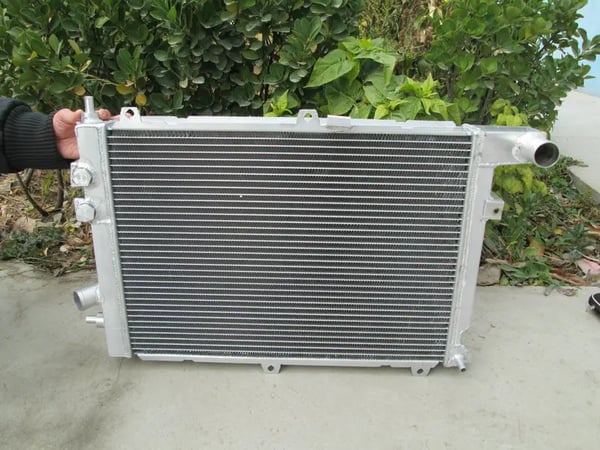 Radiator, Materiale: Legeret Aluminium, Kerne Størrelse: 495 mm x 360 mm x 50 mm, Samlede Dimensioner: 695 mm x 410 mm x 75 mm