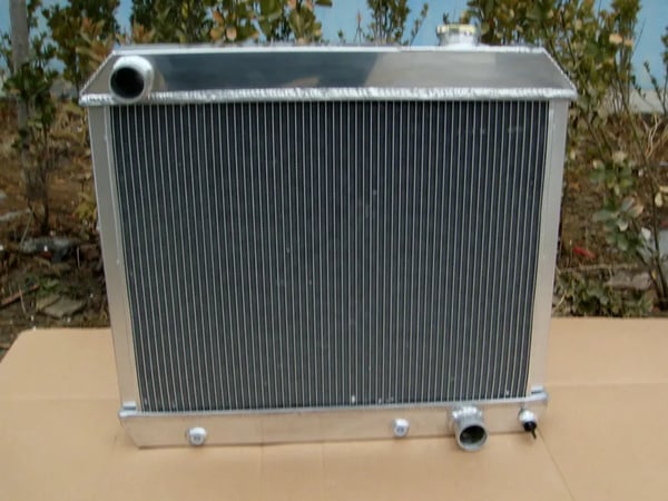 Aluminiumkøler, 3-række kerne design, kerne dimensioner 17-3/8" x 25", samlede dimensioner 22" x 25", øverste indløb 1 1/2", nederste udløb 1 3/4"