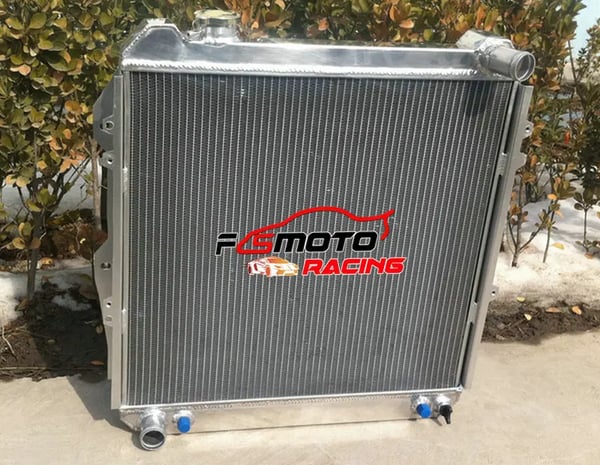 Racerkøler, Aluminium Materiale, Kompatibel med Toyota, Øverste Slangeplacering Passager 1 3/8", Nederste Slangeplacering Førerside 1 3/8"