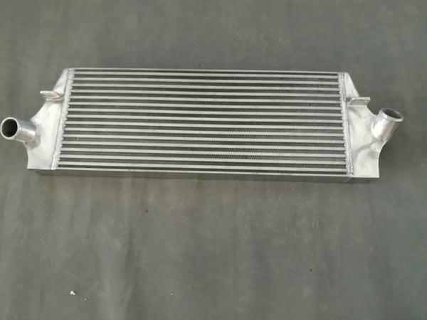 Intercooler, ytimen koko 670 x 268 x 60 mm, sisään-/uloskäynnin koko 50 mm, etumonttityyppi, alumiinimateriaali