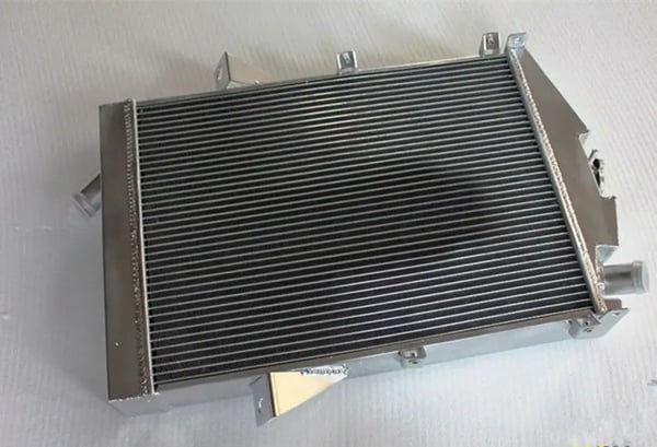Radiator, 62MM Tykkelse, Legeret Aluminium Materiale, Højtydende Køling, Kompatibilitet med Jaguar XK140 3.4 L6, Standard Slangeplacering