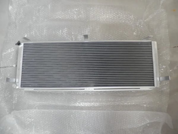 Intercooler, aluminium materiale, 40mm kerne tykkelse, 1,5 tommer indløb, 1,5 tommer udløb, direkte bolt-on installation