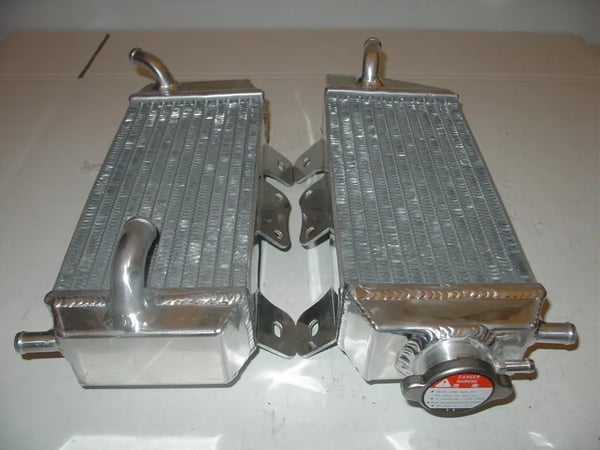 Aluminiumkøler, Forbedret køleeffektivitet, Holdbar konstruktion, Direkte pasform til 2006 Yamaha YZ450F, Forbedret ydeevne, Letvægtsdesign