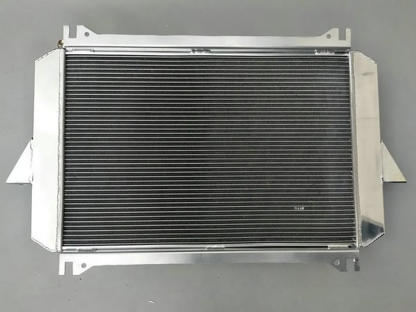 Aluminiumkøler, kerne størrelse 640 x 430 x 52 mm, samlet størrelse 775 x 490 x 100 mm, indløb/udløb 45 mm, 3 rækker