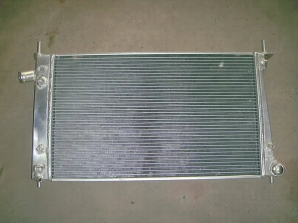 Aluminiumkøler, kerne størrelse 368mm x 605mm x 42mm, samlet størrelse 402mm x 756mm x 53mm, indløbs/udløbs diameter 34mm, række konfiguration 2