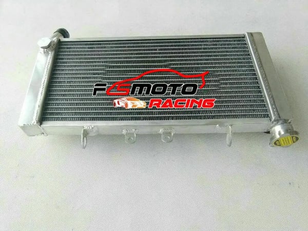 Aluminiumkøler, præcist tilpasset til CBR600F2, letvægts- og holdbar konstruktion, egnet til modeller fra 1991-1994.
