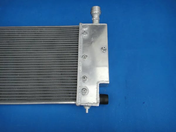 Aluminiumkøler, kerne størrelse 520mm x 315mm x 50mm, indløbs/udløbs diameter Φ 32mm, kompatibilitet PEUGEOT 106 GTI & RALLYE, CITROEN SAXO/VTR