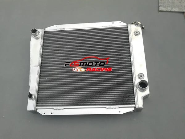 Aluminiumkøler, kerne størrelse 17 1/4" x 21 1/2", samlet størrelse 23" x 23 1/2", kompatibilitet Ford Bronco 289/302 V8, kølekapacitet stigning 30%