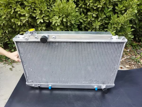 Alle aluminiumradiatorer, 2-række kerne design, kompatibel med manuel/automatisk transmission, holdbar legeringskonstruktion.