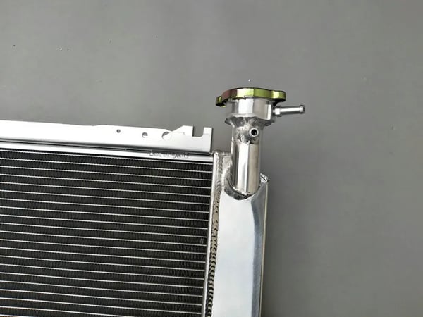 Aluminiumkøler, kerne størrelse 640 x 430 x 52 mm, samlet størrelse 775 x 490 x 100 mm, indløb/udløb 45 mm, 3 rækker