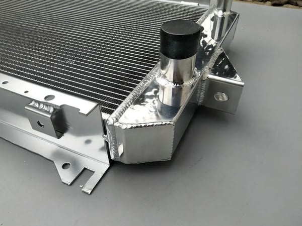 Aluminiumkøler, kerne størrelse 640 x 430 x 52 mm, samlet størrelse 775 x 490 x 100 mm, indløb/udløb 45 mm, 3 rækker