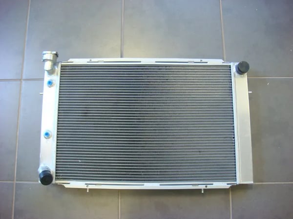 Radiator, legering aluminium, kerne størrelse 625x435x52 mm, samlet størrelse 745x445x70 mm, indløbsdiameter 38 mm, udløbsdiameter 38 mm