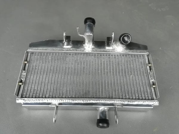 Aluminium Racing Radiator, 40mm Tykkelse, Forbedret Kølekapacitet, Passer til Suzuki GT750, TIG Svejset Konstruktion, Spejlpoleret Finish