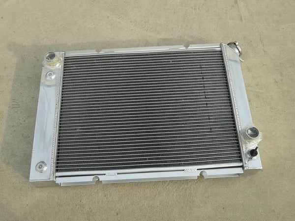 Racing Radiator, Kerne størrelse 500mm x 390mm x 52mm, Samlet størrelse 620mm x 420mm x 70mm, Indløb/Udløb 35mm, Passer til Pontiac Fiero 1984-1988