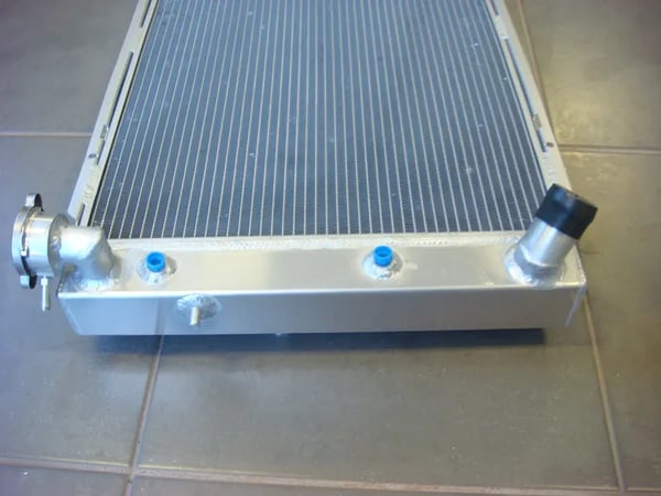 Radiator, legering aluminium, kerne størrelse 625x435x52 mm, samlet størrelse 745x445x70 mm, indløbsdiameter 38 mm, udløbsdiameter 38 mm
