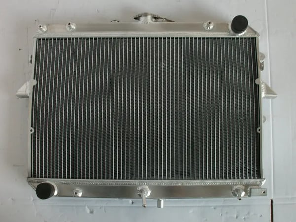 Aluminiumradiator, Legeret aluminium, Standardmål for kompatibilitet, Kompatibel med Econovan / Mazda E2000, Høj termisk effektivitet
