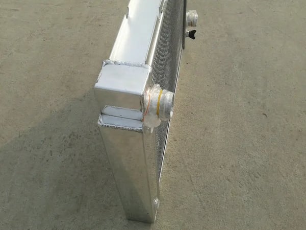 Racing Radiator, Kerne størrelse 500mm x 390mm x 52mm, Samlet størrelse 620mm x 420mm x 70mm, Indløb/Udløb 35mm, Passer til Pontiac Fiero 1984-1988
