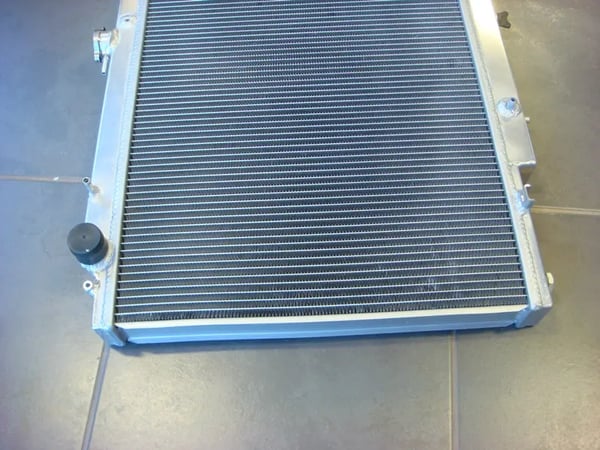 Radiator, 3 Rækker, 905 x 450 x 52 mm, Kompatibilitet: Nissan GU Patrol Y61, Samlet Størrelse: 925 x 545 x 65 mm, Indgang/Udgang: 34/34 mm