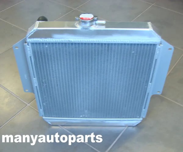 Aluminiumkøler og ventilator til Suzuki Sierra, passer til modeller fra 1981-1996, forbedret køleydelse, holdbar konstruktion.