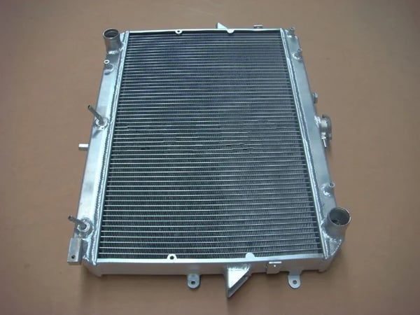 Aluminiumradiator, Legeret aluminium, Standardmål for kompatibilitet, Kompatibel med Econovan / Mazda E2000, Høj termisk effektivitet