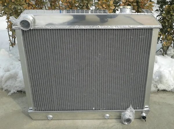 Aluminiumkøler, 3 Rækker, 17-3/8" x 25" Kerne Dimensioner, 22" x 25" Samlede Dimensioner, 1 1/2" Øverste Indløb, 1 3/4" Nederste Udløb