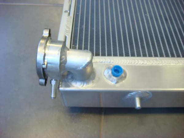 Radiator, legering aluminium, kerne størrelse 625x435x52 mm, samlet størrelse 745x445x70 mm, indløbsdiameter 38 mm, udløbsdiameter 38 mm