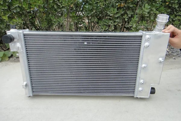 Aluminiumkøler, kerne størrelse 520 mm × 315 mm × 50 mm, 2 rækker, kølekapacitet øget med 40%, kompatibilitet til kompakt sportsvogn