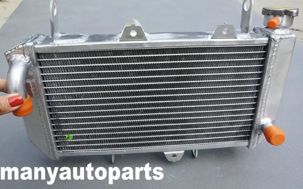 Aluminiumkøler, kraftig konstruktion, øget kølekapacitet, perfekt pasform til Yamaha YFZ450R og YFZ450X.