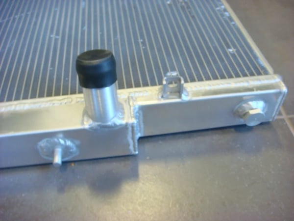 Aluminiumkylare, kärnstorlek 905mm x 450mm x 52mm, total storlek 925mm x 545mm x 65mm, inlopp/utlopp 34mm/34mm, 3-raders konfiguration, kompatibilitet Nissan Patrol Y61 GU Serie I & II