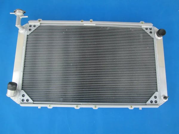 Aluminiumkøler, kerne størrelse 448mm x 739mm x 56mm, indløbs/udløbs størrelse 40mm, vægt 9.8 kg, kompatibilitet Nissan Patrol GQ Y60