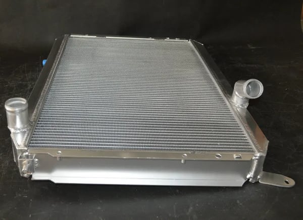 Aluminiumkøler, kerne størrelse 640mm x 410mm x 52mm, samlet størrelse 685mm x 490mm x 70mm, indløbs/udløbs størrelse 38mm/38mm