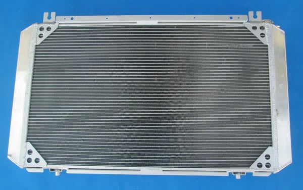 Aluminiumkøler, kerne størrelse 448mm x 739mm x 56mm, indløbs/udløbs størrelse 40mm, vægt 9.8 kg, kompatibilitet Nissan Patrol GQ Y60