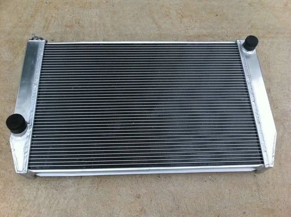 Radiator, legering aluminium, kerne størrelse 656mm x 428mm x 56mm, samlet størrelse 780mm x 450mm x 74mm, indgang/udgang 45mm / 38mm