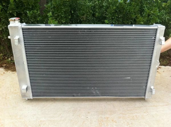 Aluminiumkøler, Dimensioner: 785mm x 445mm x 65mm, Indgang/Udgang: 35mm, 2 Række Design, Kompatibilitet: Til Commodore VZ LS1 LS2 SS V8 (2004-2006)