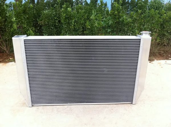 Radiator, legering aluminium, kerne størrelse 656mm x 428mm x 56mm, samlet størrelse 780mm x 450mm x 74mm, indgang/udgang 45mm / 38mm